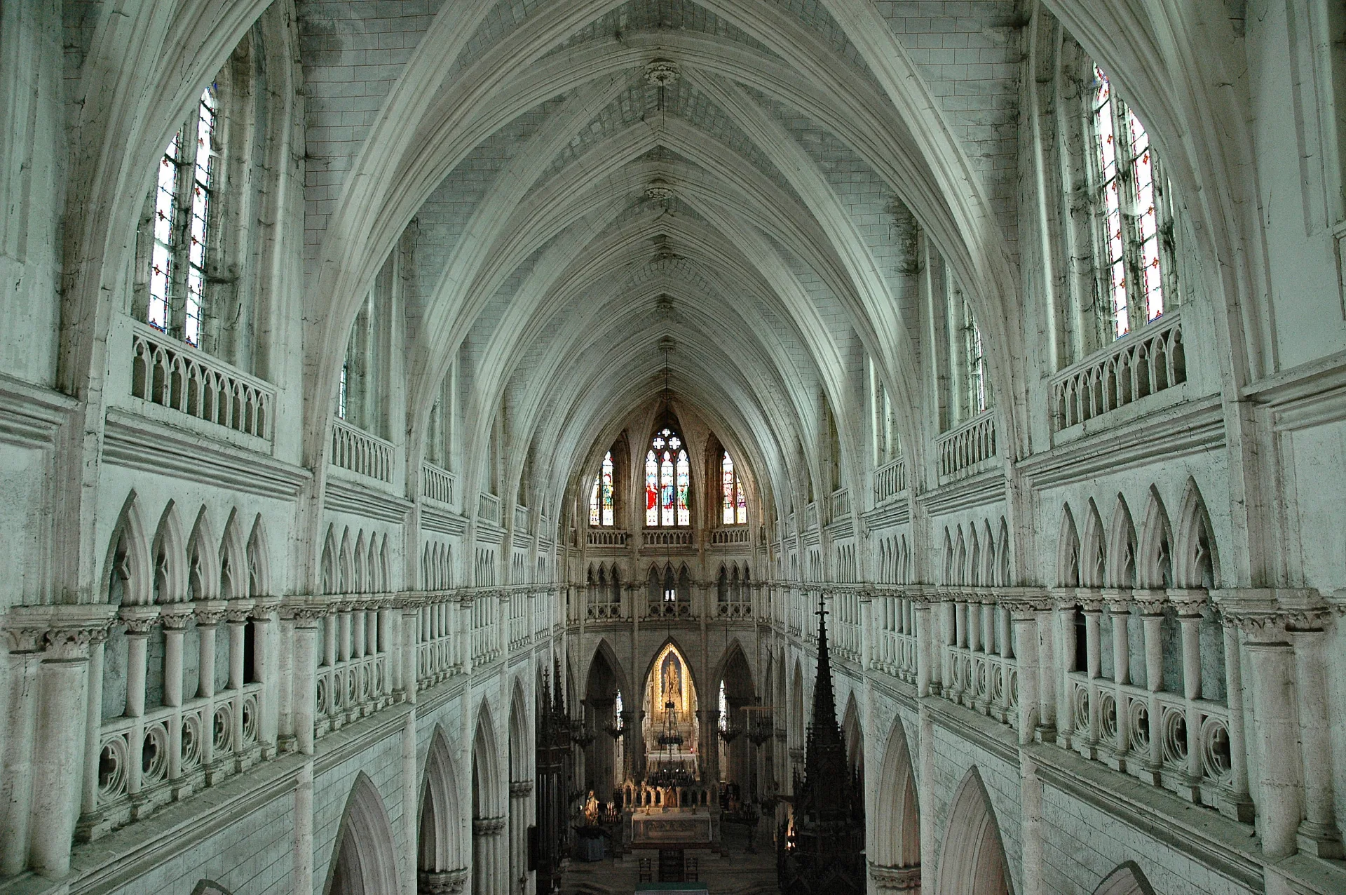 Basilique Notre Dame des Enfants à Châteauneuf-sur-Cher