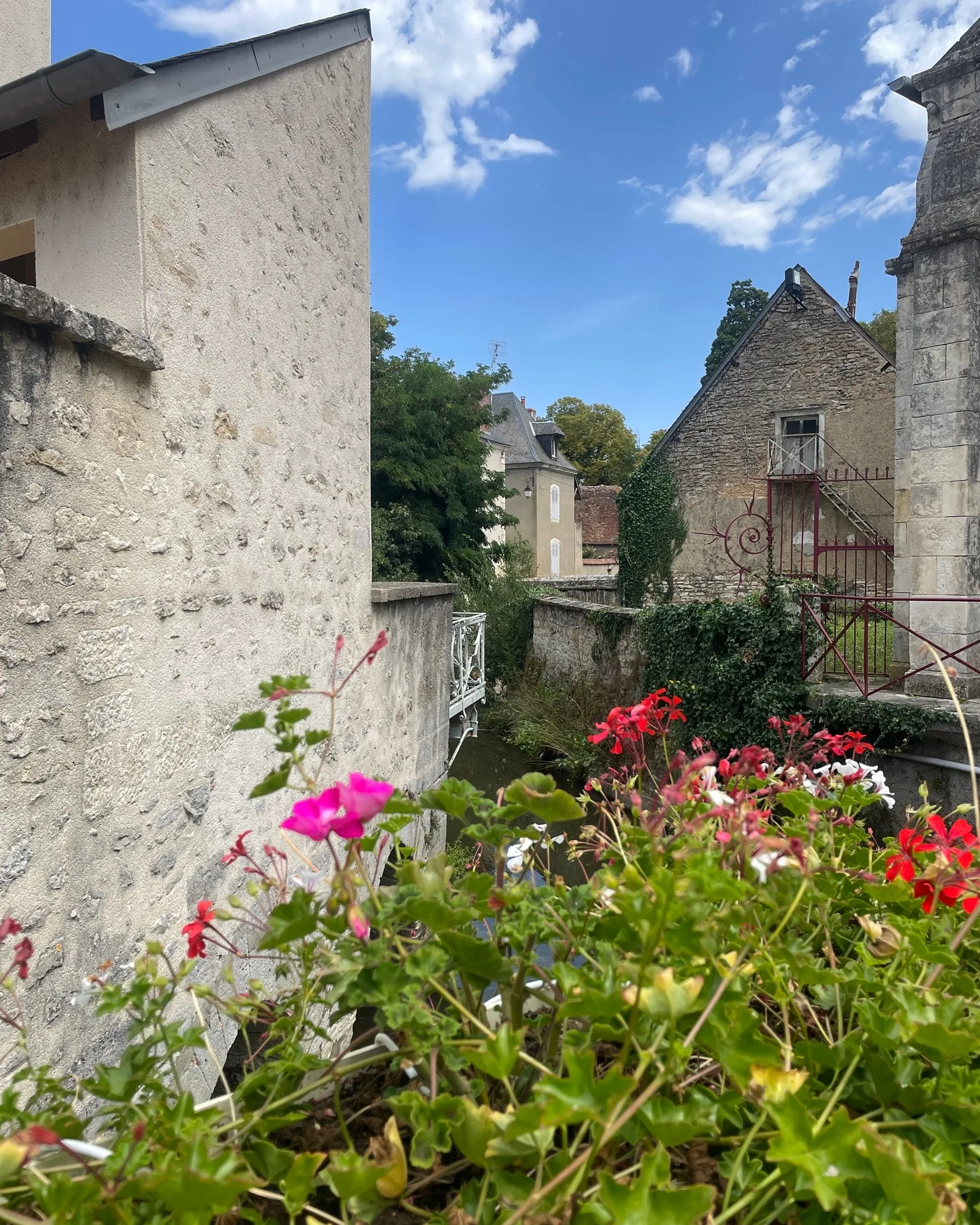 Vue de l'église sur l'Arnon