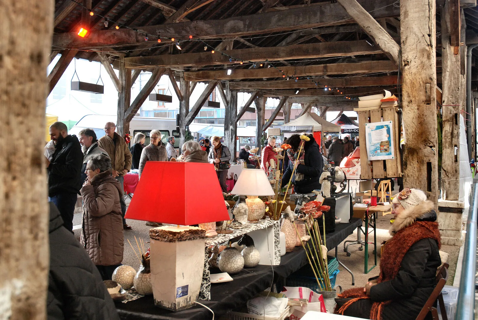 Marché de Noël sur la hall en bois de Lignières