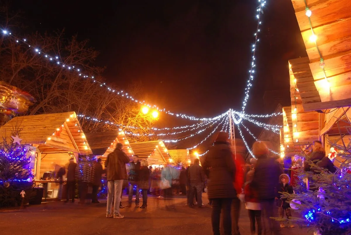 Cabanes en bois du marché de Noël de Touchay