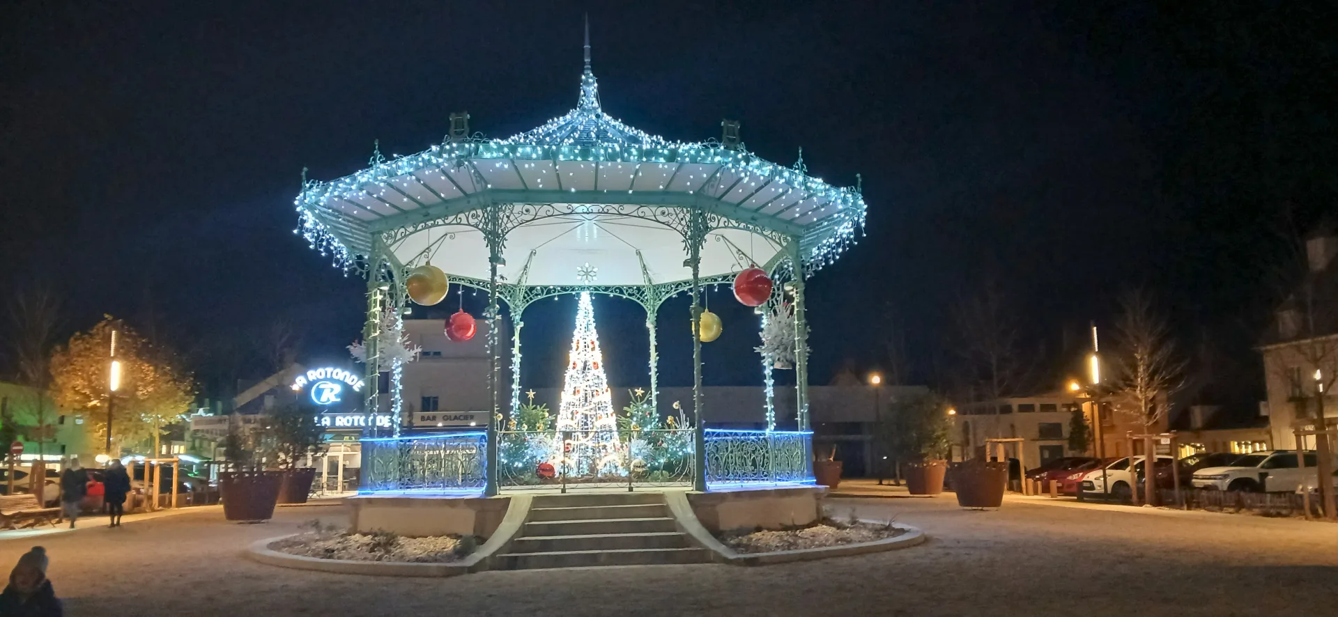 Kiosque à musique du XIXè siècle éclairé par des illuminations de Noël
