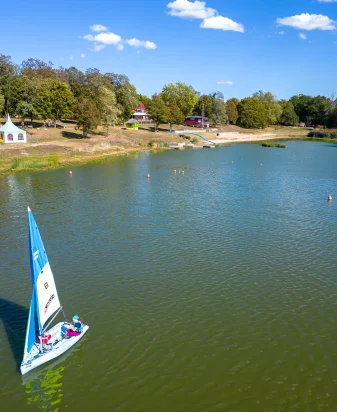 Petit bateau à voile Etang de Goule