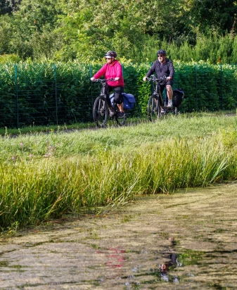 2 cyclistes sur les berges du Canal de Berry