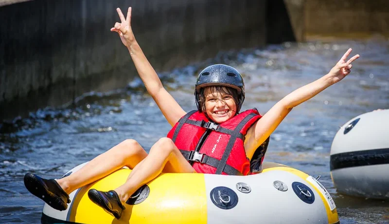 Jeune garçon sur bouée au stade d'eaux vives de Châteauneuf-sur-Cher
