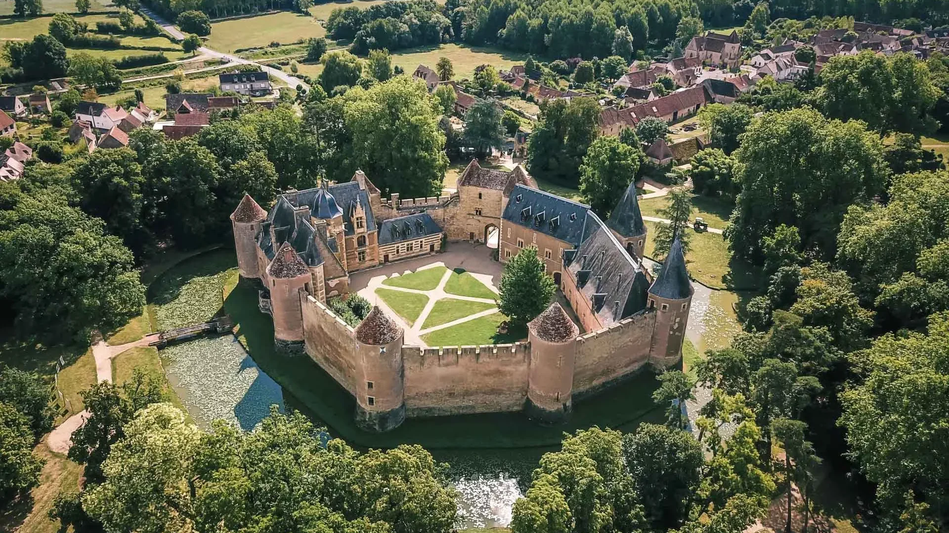 Vue aérienne d'Ainay_le-vieil