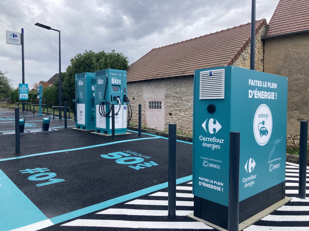 Borne electrique carrefour Lignières