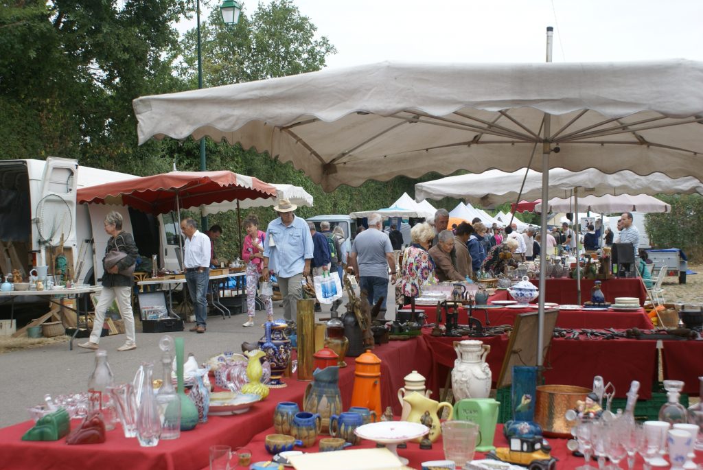 Brocante Touchay stand nappe rouge