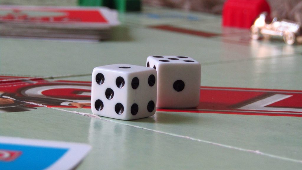 jeu monopoly enfant famille dés puce