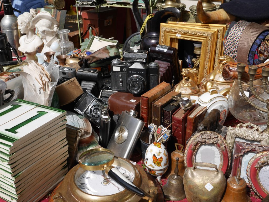 puce brocante vide grenier unsplash