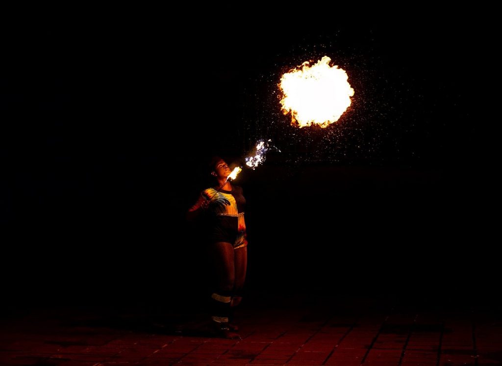 puce fete cracheur de feu