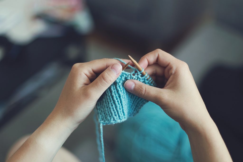 puce laine tricot couture fil aiguille main atelier