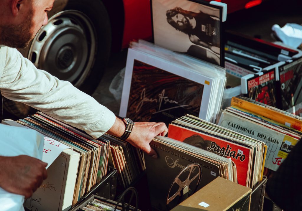 puce vide grenier brocante unsplash